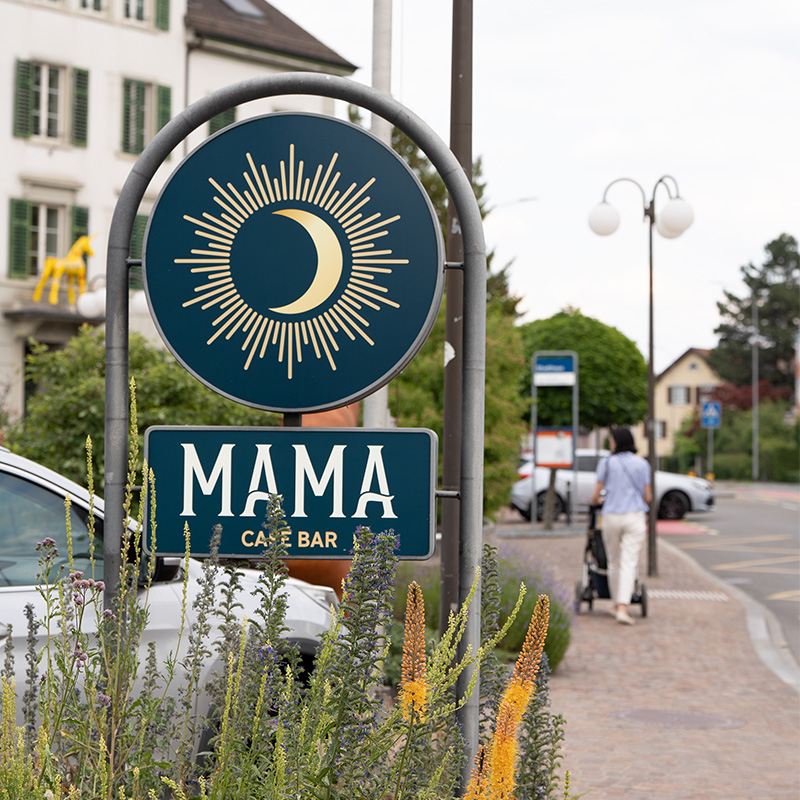 Branding & KI-Bildwelt für MAMA entwickelt – Streuplan Zürich