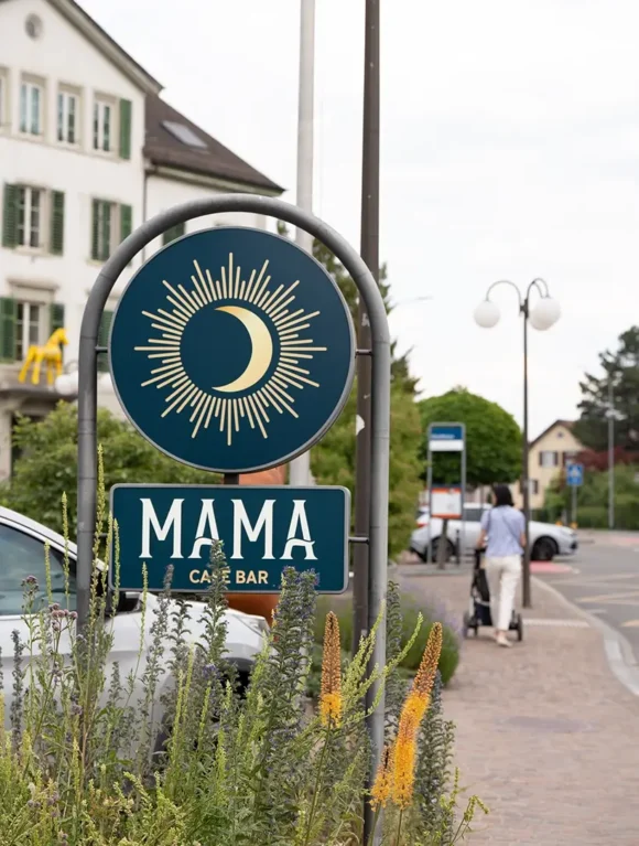Eine Schild mit dem Logo von MAMA