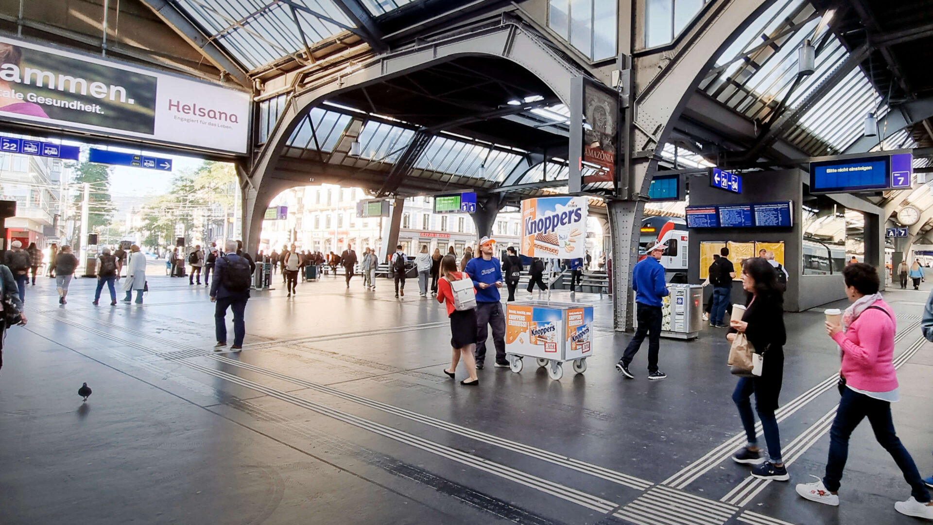 Knoppers Sampling in der Bahnhofshalle in Zürich
