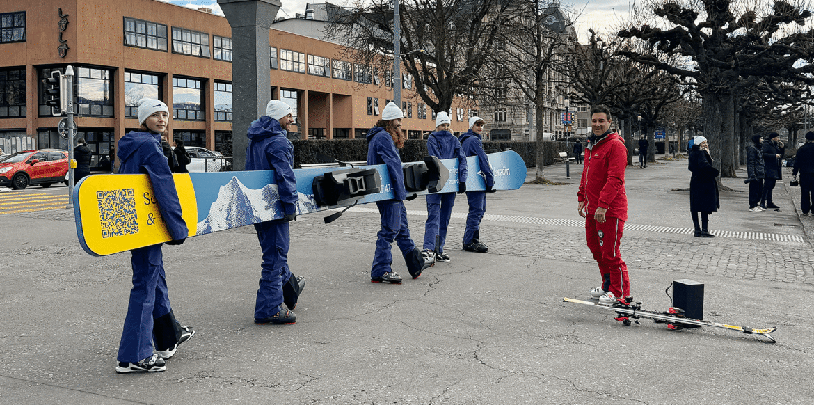Engadin Tourismus Guerilla Marketing: XXL Ski wird durch die Stadt getragen.